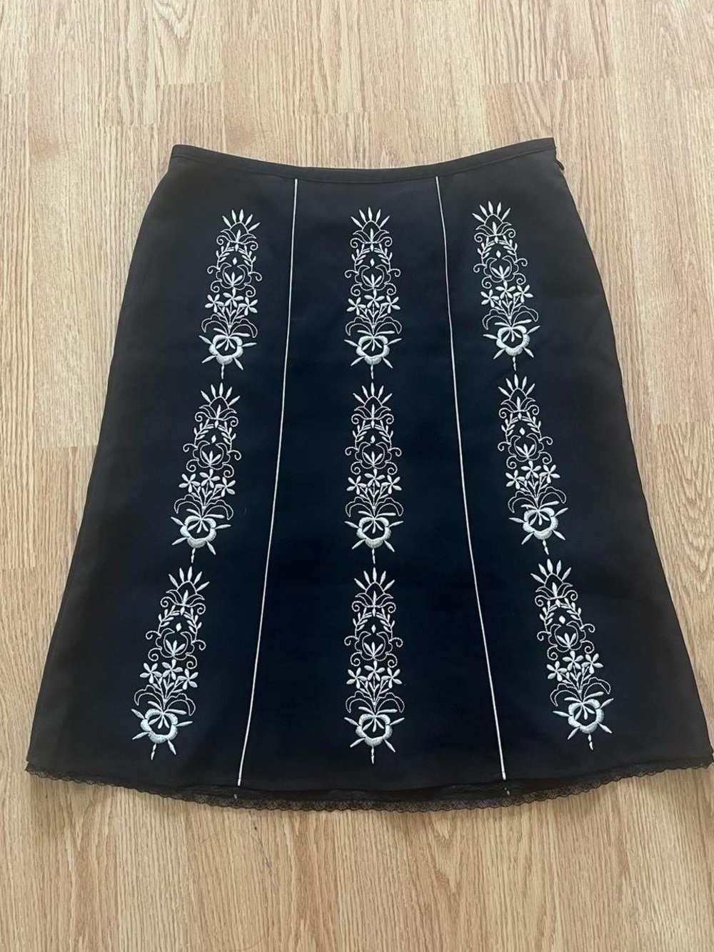 loft black and white floral patterned skirt size 6p with lace trim